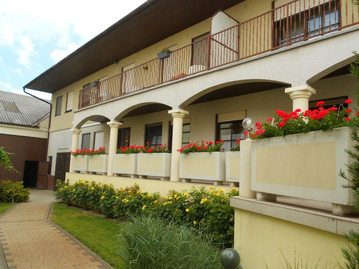 Weingut Gastehaus Palkowitsch Bed & Breakfast อิลมิทซ์ ภายนอก รูปภาพ