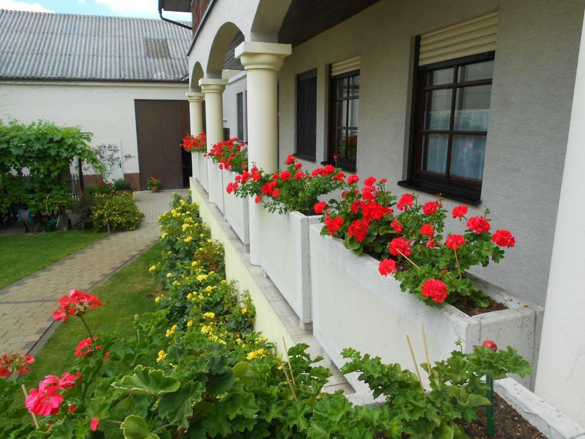 Weingut Gastehaus Palkowitsch Bed & Breakfast อิลมิทซ์ ภายนอก รูปภาพ